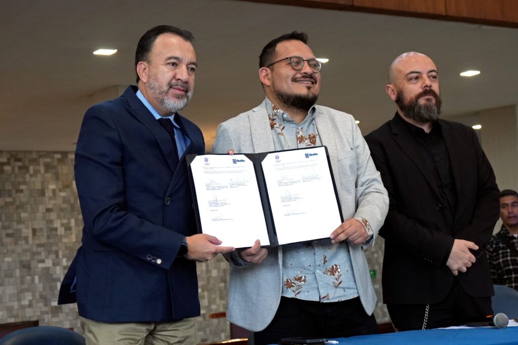 Tras la firma del convenio. A la izquierda, el alcalde Pabel Muñoz, Fernando Cerón, presidente de la Sede de la CCE y José Morales, secretario de Hábitat y Ordenamiento Territorial. Cortesía de la CCE