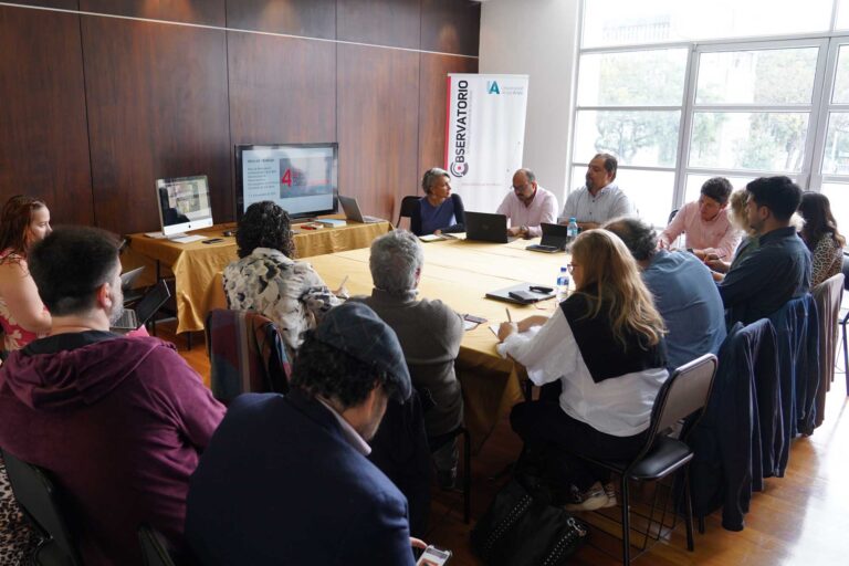 Mesa de trabajo de la Red de Observatorios durante el 4to Encuentro de Políticas y Economía de la Cultura en Cuenca (Ecuador), 2024